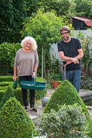 Elaine Pamphilon et Christopher Marvell dans leur jardin intérieur.