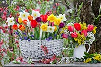 Présentations printanières avec tulipes, mahonia, fleur de poirier, jonquilles et muscari.