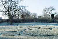 Pelouse givrée avec motif de rayures tondues, RHS Garden Wisley, Surrey