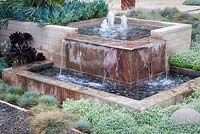 Caractéristique de l'eau moderne. Jardin de Debora Carl, Encinitas, Californie, USA. Août.
