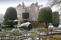 Formes et personnages topiaires avec un revêtement de neige à Levens Hall and Garden, Cumbria, Royaume-Uni.