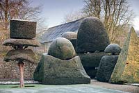 Formes et personnages topiaires givrés à Levens Hall and Garden, Cumbria, Royaume-Uni.