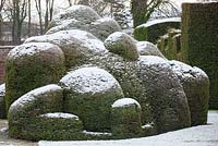 Formes topiaires avec un saupoudrage de neige à Levens Hall, Cumbria. ROYAUME-UNI.
