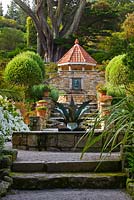 Jardin méditerranéen avec des marches jusqu'à la fontaine d'agave par Tom Leaper, Tresco Abbey Garden, Tresco, Isles of Scilly.