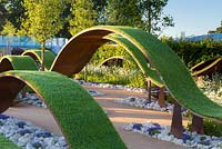 Le World Vision Garden, des vagues flottantes de gazon symbolisent l'imprévisibilité et la vulnérabilité de la vie de nombreux enfants, symbolisant l'espoir d'un avenir meilleur.