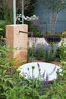 Jeu d'eau en chêne avec bol d'eau - Final5: Retreat Garden, RHS Hampton Court Palace Flower Show 2016