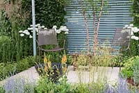 Coin salon avec bol à feu, les plantes comprennent Verbascum 'Clementine', Perovskia 'Lacey Blue' et Deschampsia cespitosa 'Goldtau' - Final5: Retreat Garden, RHS Hampton Court Palace Flower Show 2016