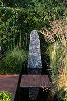 Piscine réfléchissante avec tremplin en brique et sculpture en silex - Summer's Streetscape à Sussex, RHS Hampton Court Palace Flower Show 2016