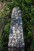 Sculpture en silex dans une piscine réfléchissante, Taxus baccata haie derrière - Streetscape's Summer in Sussex, Design: Gary Price, RHS Hampton Court Palace Flower Show 2016