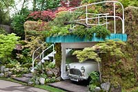 Senri-Sentei Garage Garden, représentant une structure à deux niveaux abritant un mini antique, avec un jardin sur le toit et un espace pour la famille pour s'asseoir et se détendre - RHS Chelsea Flower Show 2016, concepteur: Kazyuki Ishihara, parrain: projet Senri-Sentei