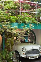 Garage avec toit vert. Senri-Sentei - Jardin de garage. RHS Chelsea Flower Show 2016, concepteur: Kazyuki Ishihara, parrain: Senri-Sentei