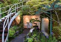 Senri Sentei - Garage Garden, un espace pour se détendre entouré d'un escalier incurvé avec rampe blanche, menant à un jardin sur le toit. Le RHS Chelsea Flower Show 2016. Concepteur: Kazuyuki Ishihara - Parrain: Projet Henri-Sentei - OR
