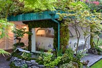 Senri Sentei - Garage Garden, un Mini à l'intérieur d'un garage avec jardin sur le toit, bonsaï et plantation d'Iris sibirica, de mousse et d'Acers. Le RHS Chelsea Flower Show 2016. Concepteur: Kazuyuki Ishihara - Parrain: Projet Henri-Sentei - OR
