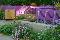 Cascades d'eau de la piscine violette de Papworth Trust - Together We Can avec effets acoustiques générés par l'eau merimba. RHS Chelsea Flower Show 2016. Commanditaire: Papworth Trust. Concepteur: Peter Eustance MSGD. ARGENT DORÉ