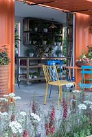 Greening Grey Britian pour la santé, le bonheur et l'horticulture une vue en pot converti en salle de jardin. RHS Chelsea Flower Show 2016. Conception: Ann-Marie Powell