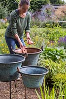 Ajoutez des pots aux jardinières en cuivre vintage pour faciliter le drainage