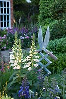 The Harrods British Eccentrics Garden - Digitalis purpurea 'Albiflora' et cisaille articulée. RHS Chelsea Flower Show 2016, concepteur: Diarmuid Gavin, parrain: Harrods