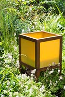Bougeoir carré effet nid d'abeille - Jardin de la vie pleine d'esprit de Vestra Wealth, RHS Chelsea Flower Show 2016, Design: Paul Martin, Sponsor: Vestra Wealth LLP