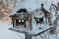 Maison d'oiseau en bois couvert de neige, Suède, janvier