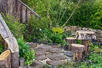 Table, tabourets et tremplins fabriqués à partir de troncs d'arbres au Jardin du bûcheron, RHS Malvern Spring Festival 2016. Conception: Mark Walker