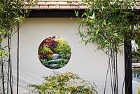 Vue circulaire à travers le pavillon de jardin, avec Phyllostachys nigra et Nandina domestica - A Japanese Reflection, RHS Malvern Spring Festival 2016. Conception: Peter Dowle et Richard Jasper, Howle Hill Nursery