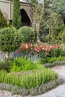 Un jardin du cloître avec Rosa, Rosmarinus et Lavendula au Jardin de la Romance - RHS Malvern Spring Festival 2016 - Design: Villaggio Verde - Médaille d'or