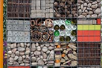 Gabions remplis d'objets naturels et recyclés comme élément décoratif et habitat faunique. Jardin: 'Nature Squared' au RHS Tatton Park Flower Show 2012
