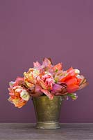 Bouquet de Tulipa 'Malaika', 'Temple of Beauty', 'Floriosa' et 'Apricot Parrot' dans un seau en laiton