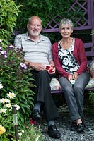 Doreen Wood et Dave Hawkins dans leur jardin. Manvers Street, DGS Derbyshire