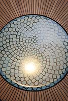 Détail de panneaux de verre lumineux imitant l'insert en spirale Fibonacci mathématiquement parfait dans le plancher en bois du belvédère dans la beauté des mathématiques Winton, Chelsea Flower Show 2016.