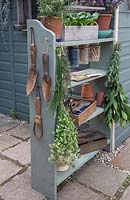 Une unité de stockage de jardinage faite à partir d'étagères de livres de recyclage