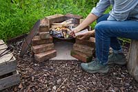 Utiliser du papier et du bois d'allumage pour créer un feu dans le barbecue