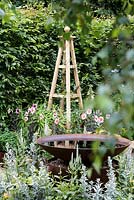 Point d'eau et obélisque. 'Une retraite d'été' conçue par Amanda Waring, Laura Arison. Hampton Court Flower Show 2016.