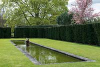 Le jardin à l'italienne, conçu par Rupert Golby. Une salle de jardin formelle avec une longue piscine réfléchissante et une fontaine, entourée d'une haie d'ifs.