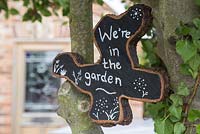 Tranche de chêne peinte et décorée pour afficher 'We ' re in the garden'