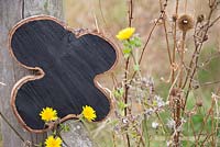 Une tranche de chêne vierge peinte avec de la peinture pour tableau noir à utiliser comme signe ou étiquette