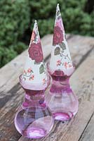 Cadeaux de jacinthe dans des vases en verre rose surmontés de papier d'emballage décoratif