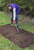 Utilisez un râteau de jardin pour répartir le sol uniformément sur la surface