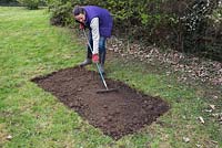 Utilisez un râteau de jardin pour répartir le sol uniformément sur la surface