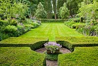 Le jardin formel, avec jardin de noeuds en Buxus. Parterres de fleurs herbacées. Jardin Sarina Meijer