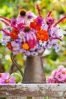 Cruche de fleurs d'été: Persicaria, Asters, Coneflower, Marigolds Knautia macedoniaca.