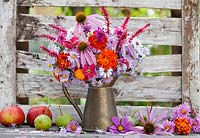 Cruche de fleurs d'été: Persicaria, Asters, Coneflower, Marigolds Knautia macedoniaca.