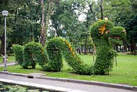 Ho Chi Minh City - Saigon, Vietnam Park caractéristique. Dragons topiaires dans le parc Cong Vien Van Hoa.