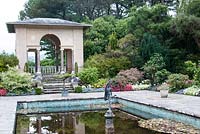 Le temple et la piscine formelle dans le jardin italien d'Ilnacullin - île Garinish. Glengarriff, West Cork, Irlande. Les jardins sont le résultat du partenariat créatif entre Annan Bryce et Harold Peto, architecte et concepteur de jardins. août