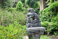Statue d'animal en pierre dans les jardins d'Ilnacullin - île Garinish. Glengarriff, West Cork, Irlande. Les jardins sont le résultat du partenariat créatif entre Annan Bryce et Harold Peto, architecte et concepteur de jardins. août