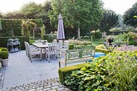 Coin repas extérieur avec vue sur le jardin. Jardin Yvan et Gert En Belgique.