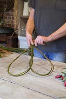 À l'aide de fil floral pour attacher les tiges de saule ensemble