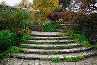 Étapes menant à la pergola en automne.Hestercombe Gardens, Somerset