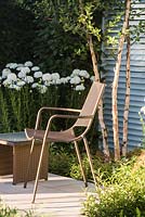 Espace détente avec chaise en métal entouré de Betula nigra Retreat Garden. Concepteur: Martin Royer. Commanditaire: Final5