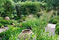 Divers Iris barbus dans le jardin d'été, y compris Iris 'High Command '. Mitton Manor, Staffordshire.